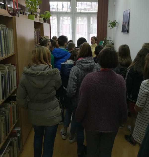 Uczniowie zwiedzają pomieszczenia Biblioteki.