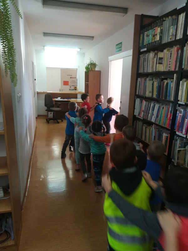 Dzieci zwiedzają magazyn Biblioteki.