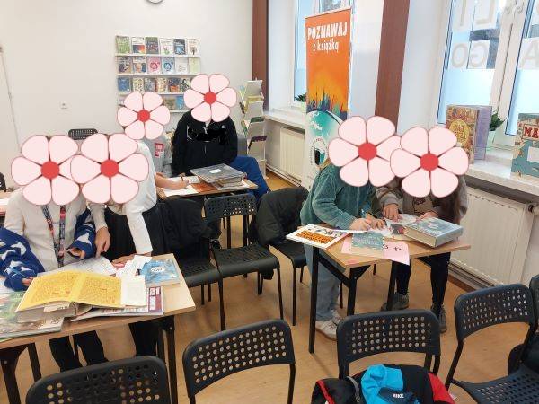 Gry biblioteczne. Dzieci rozwiązują quizy, krzyżówki.