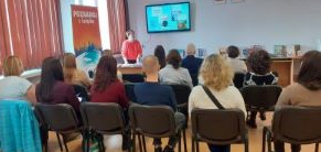  Bibliotekarz prezentuje książki pedagogom psychologom szkolnym.