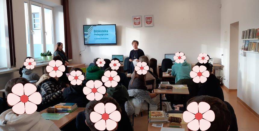 Biblioteczny escape room. Uczniowie biorą udział w lekcji biblioteczny escape room.