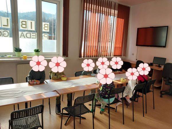 Zabawy sensoryczno-plastyczne w bibliotece. Dzieci bawią się w Bibliotece.