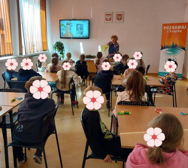 Dzieci oglądają bajkę o Kasztance.