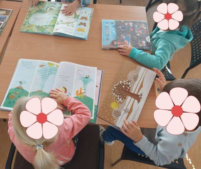 Zajęcia czytelnicze dla dzieci. Dzieci oglądają książki.