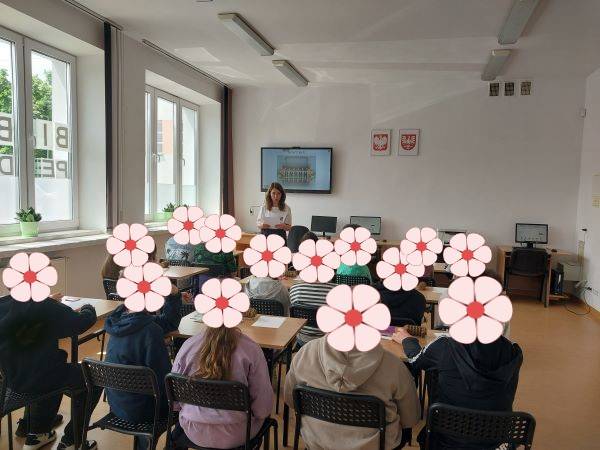 Lekcja biblioteczna. Młodzież uczestniczy w lekcji bibliotecznej.