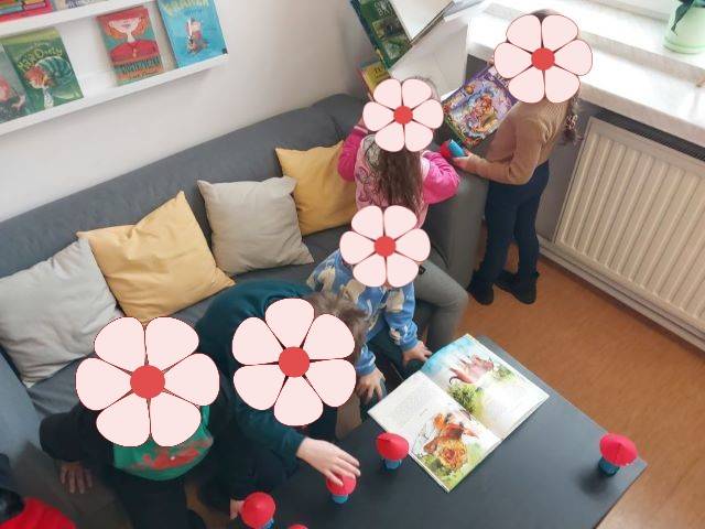 Dzieci oglądają książki.