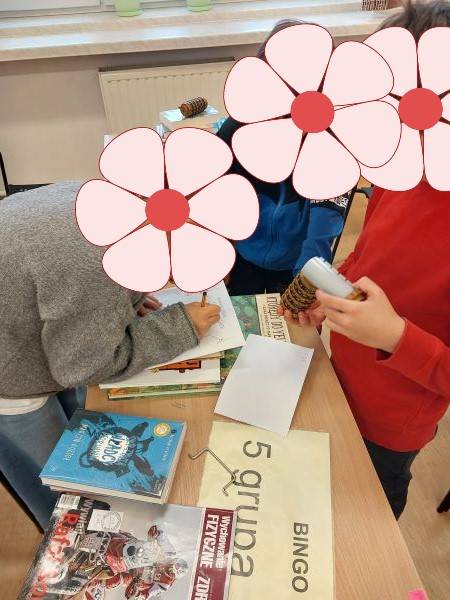 Gry w bibliotece. Dzieci rozwiązują quizy w bibliotece.