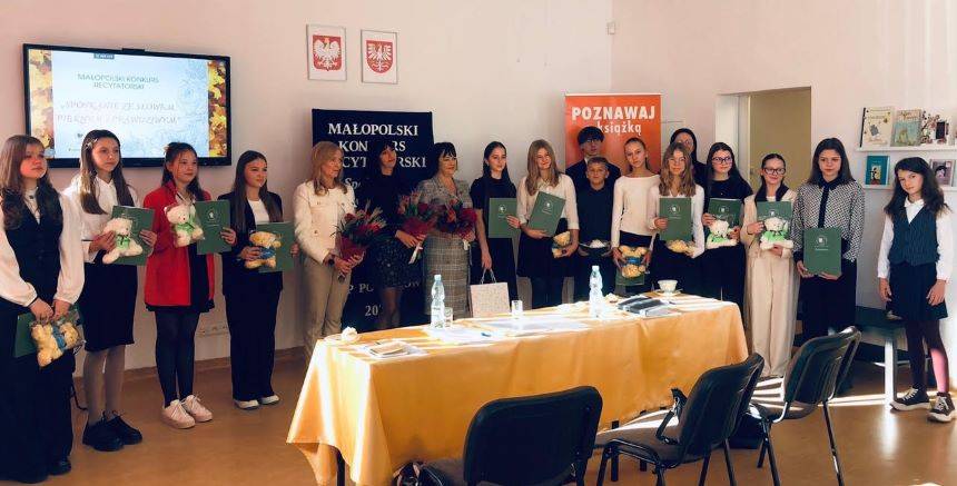 Jury wraz z uczestnikami Konkursu.