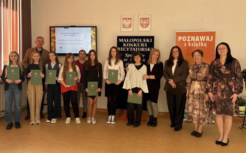 Małopolski Konkurs Recytatorski - etap powiatowy. Jury wraz z uczestnikami Konkursu.